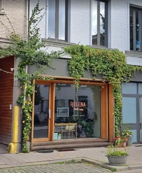 De winkel van Helena kookt over aan de Boomgaardstraat, met klimop over de gevel